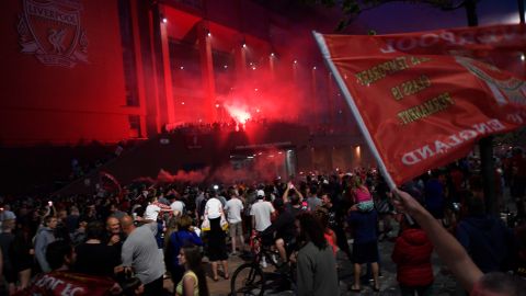 Multitudes salieron a celebrar el título de los Reds.