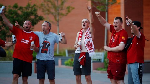 Los aficionados del Liverpool festejarán discretamente su título más ansiado.