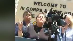 La madre de Vanessa Guillén amenazando con "cerrar" Fort Hood.