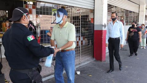 Mexicanos regresan a sus actividades en medio de la pandemia.