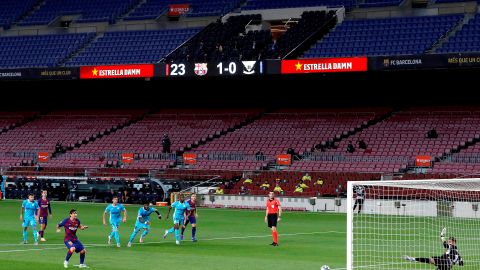 El Camp Nou vacío, no coreó el gol de Messi.