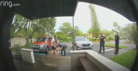 El momento quedó captado por las cámaras de vigilancia.