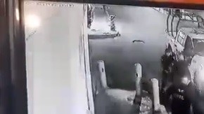 Video capta detención de mujeres.