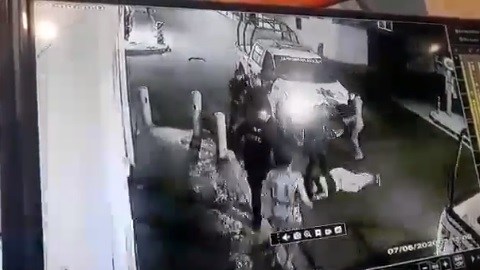 Video capta detención de mujeres.
