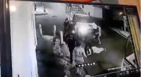 Video capta detención de mujeres.
