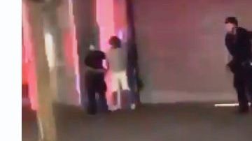 El policía se levantó aturdido tras la golpiza