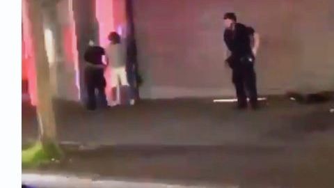 El policía se levantó aturdido tras la golpiza