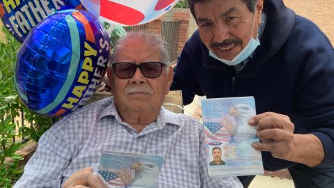 José Ángel Salas agradece a su padre José Salas que le haya dado la ciudadanía de EE.UU. (Cortesía Paulina Herrera)