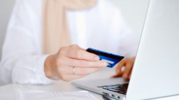 Ayuda económica coronavirus estímulo tarjeta de débito dinero preguntas eipcard Visa MetaBank cheque