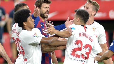 Gerard Piqué no tuvo un partido fácil contra el Sevilla.