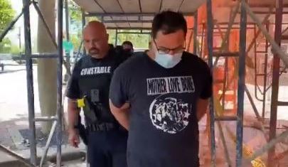 El arresto del acusado Hunter Atkins.