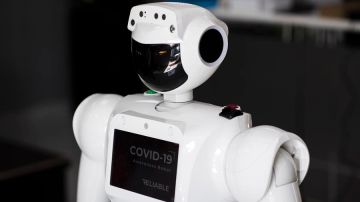 robot dispensador de detección de fiebre y desinfectante de manos.