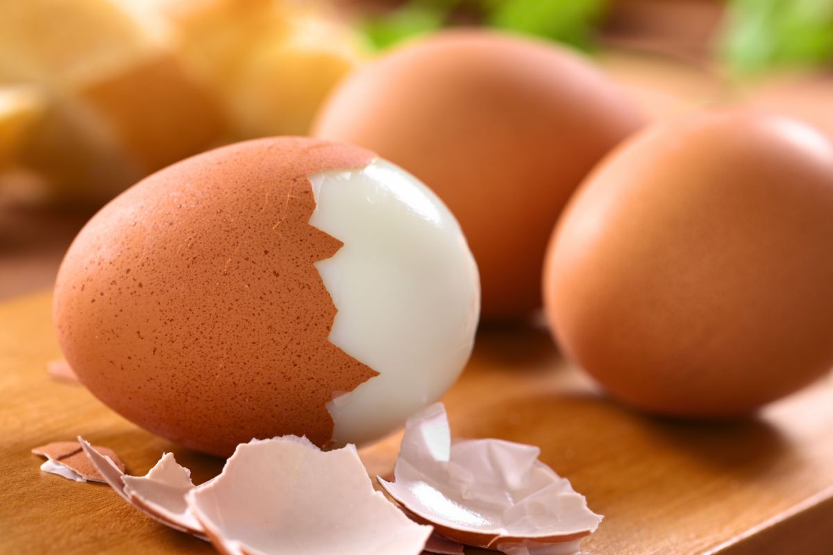 Los huevos son ricos en ácidos Omega 3 que protegen al organismo contra los radicales libres, ayudando a tener una piel, cabello y uñas radiantes.