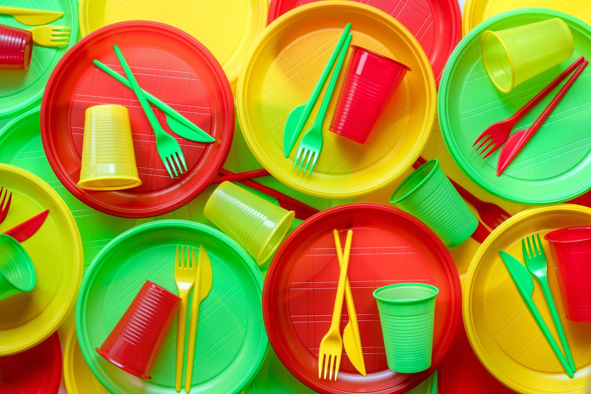 ¿Comer en platos plásticos afecta la salud?