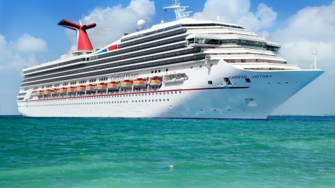Los cruceros quieren exigir vacunas pero para el gobernador de Florida no puede ser obligatoria.