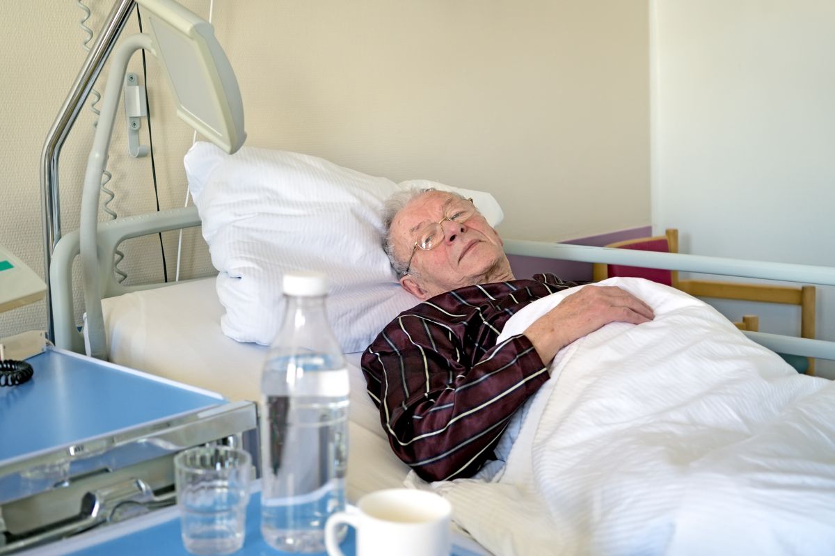 Почему спят после инсульта. Лежачий человек в больнице.