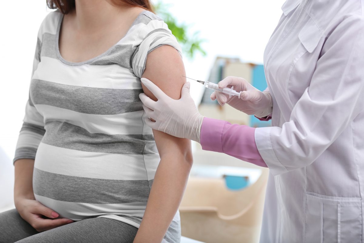 ¿Es importante vacunarse contra la pertusis o tos ferina en el embarazo?