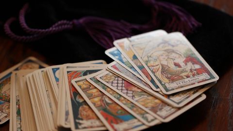 Descubre los secretos del arcano número seis del tarot.