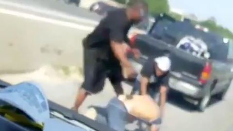 La agresión quedó captada en video.