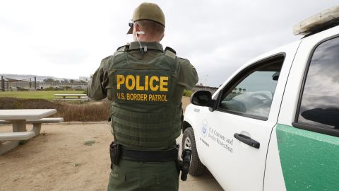 Según CBP, una de las víctimas había desenfundado un arma.