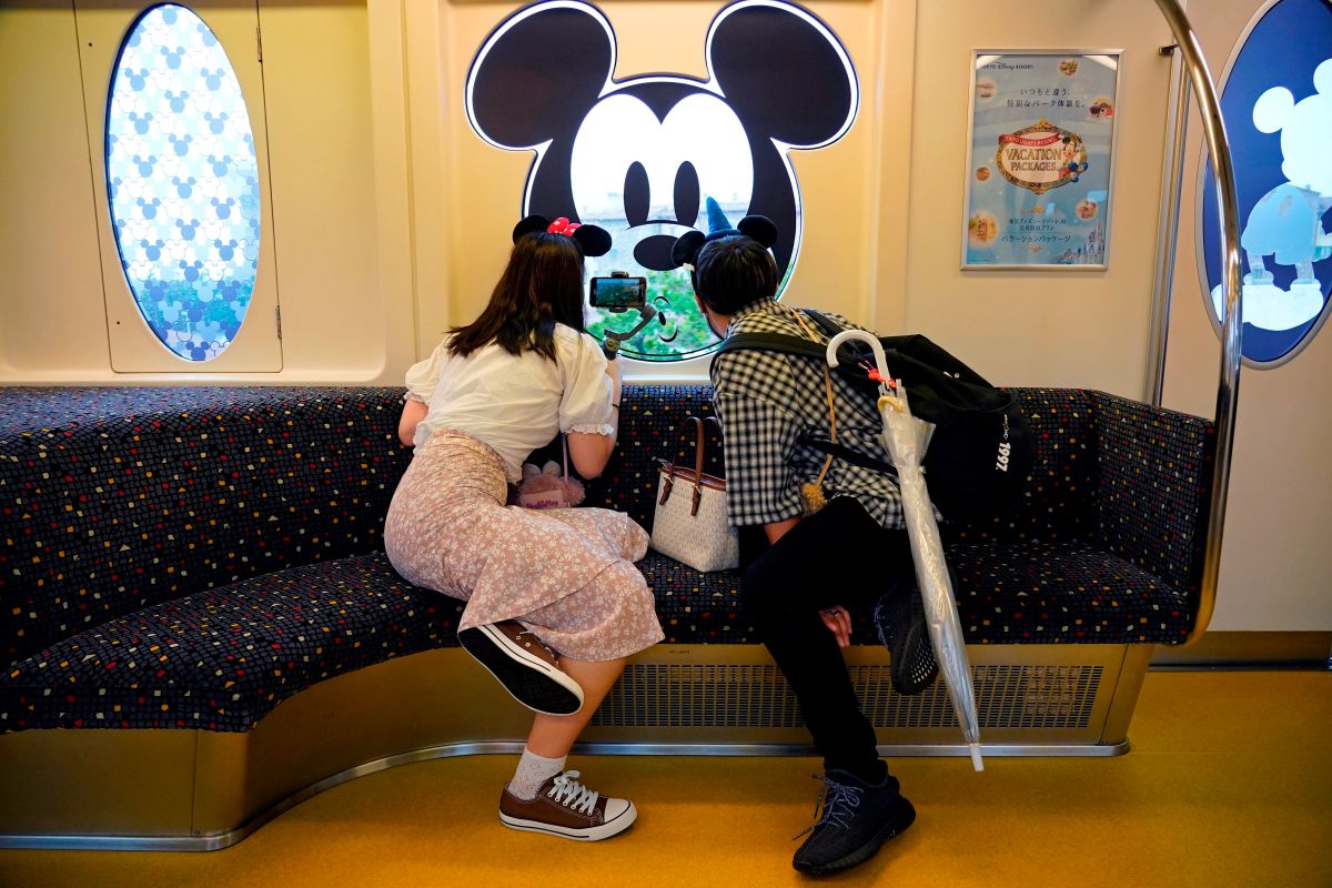 Una pareja en el parque temático de Disney en Japón.