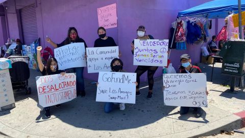 Los vendedores del swapmeet se han instalado en la banqueta para vender su mercancía. (Suministrada)