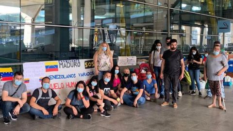Tras quedarse sin dinero, una treintena de venezolanos ahora pernocta en las inmediaciones del aeropuerto Adolfo Suárez Madrid-Barajas.