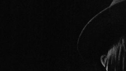 Una niña japonesa se cubre el rostro a finales del siglo XIX.