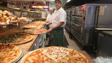 Si se aprueba la AB 257, el salario mínimo para los trabajadores de comida rápida podría aumentar hasta $$22 por hora el próximo año.
Foto Credito: Mariela Lombard / El Diario.