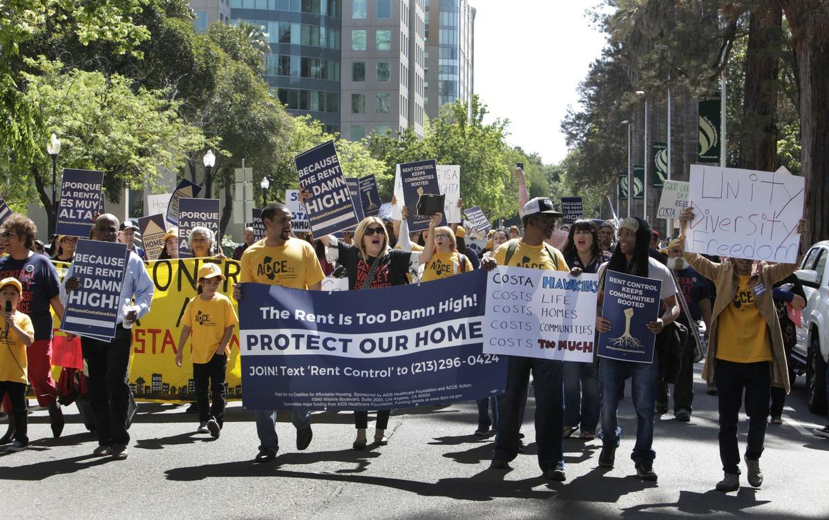 ‘La renta es muy cara, protege nuestras viviendas’, piden los manifestantes a las autoridades. / foto: Manuel Ocaño.