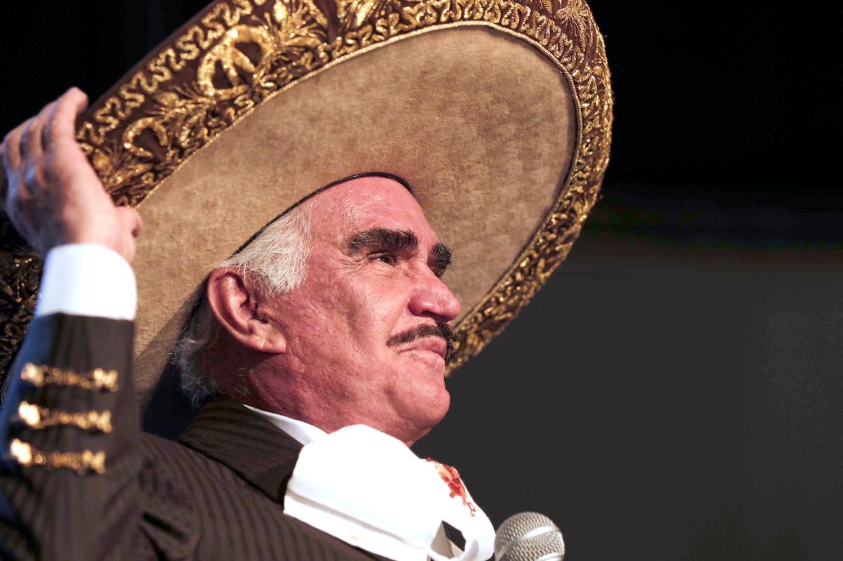 Vicente Fernández Jr.  the help to Lupita Castro who denounces his father before the authorities, not in social speeches