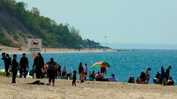 En Long Island, NY, también se reabrieron las playas y algunas lucieron con poca distancia entre las personas. / FOTO: EFE