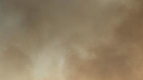 Un grupo de vecinos observa incendio en la localidad de Cualedro, en España.