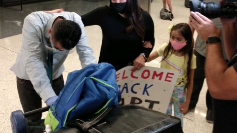 Castillo fue recibido por su familia en Los Ángeles.