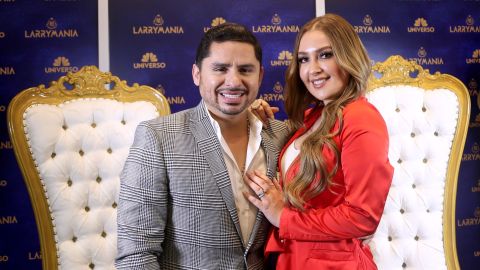 Larry Hernández junto a su esposa Kenia Ontiveros.