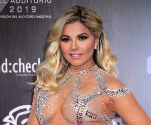 Aleida Núñez posa de espaldas para presumir su retaguardia con mini falda roja