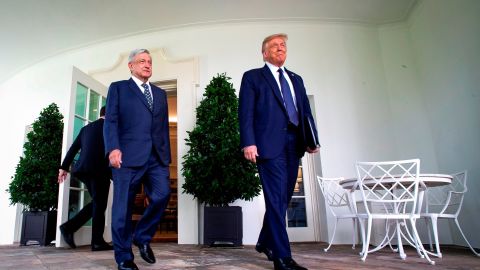 AMLO y Trump al salir a la Rosaleda.