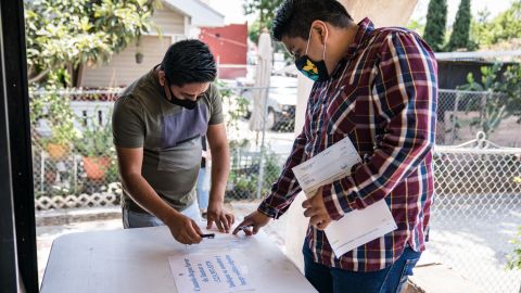 Residentes de comunidades indigenas recibieron cheques de ayuda. (Suministrada)