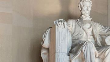 AMLO entregó una ofrenda florar en el monumento a Lincoln