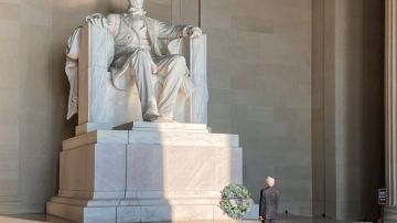 AMLO entregó una ofrenda florar en el monumento a Lincoln
