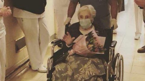 Irene Bindi salió del nosocomio entre aplausos del personal médico.