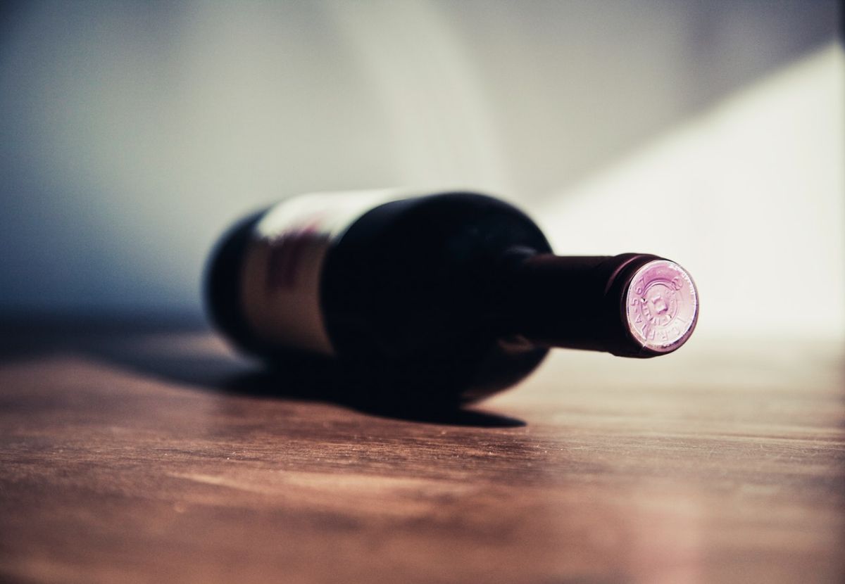 Lanzan nueva botella de vino hecha de cartón, puede refrigerarse y es más ligera que el vidrio