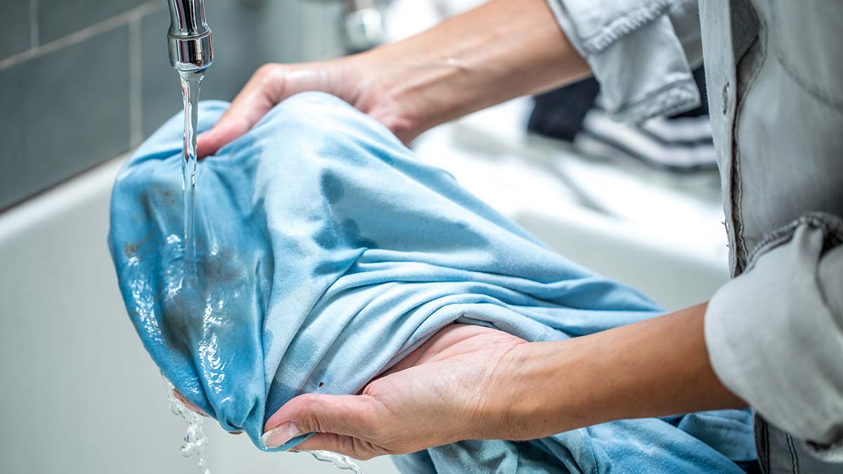 Como Quitar Manchas Descoloridas De La Ropa