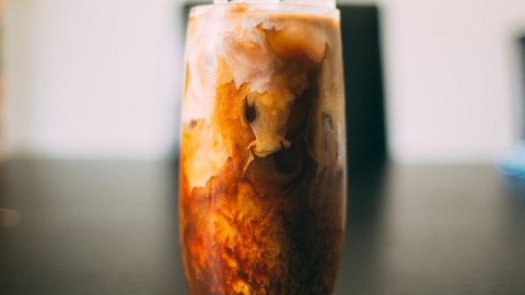 El café frío también aumenta tu tasa metabólica pero puede ser más amable con tu estómago que la preparación caliente.