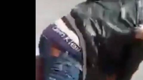 El hombre golpeó repetidamente a la mujer en la cabeza.