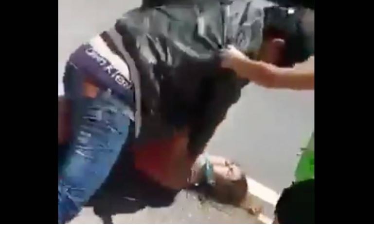 El hombre golpeó repetidamente a la mujer en la cabeza.