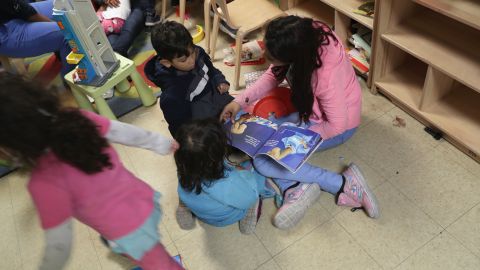 Niños y sus padres trabajadores esenciales piden a la administración Biden liberar a niños separados de sus padres. (Getty Images)