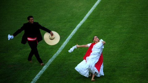 El baile estilo Marinera es tradicional de Perú.