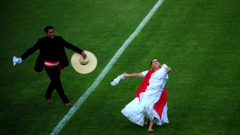 El baile estilo Marinera es tradicional de Perú.