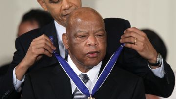 Barack Obama condecoró a John Lewis con la Medalla de la Libertad 2010 en Washington, DC.